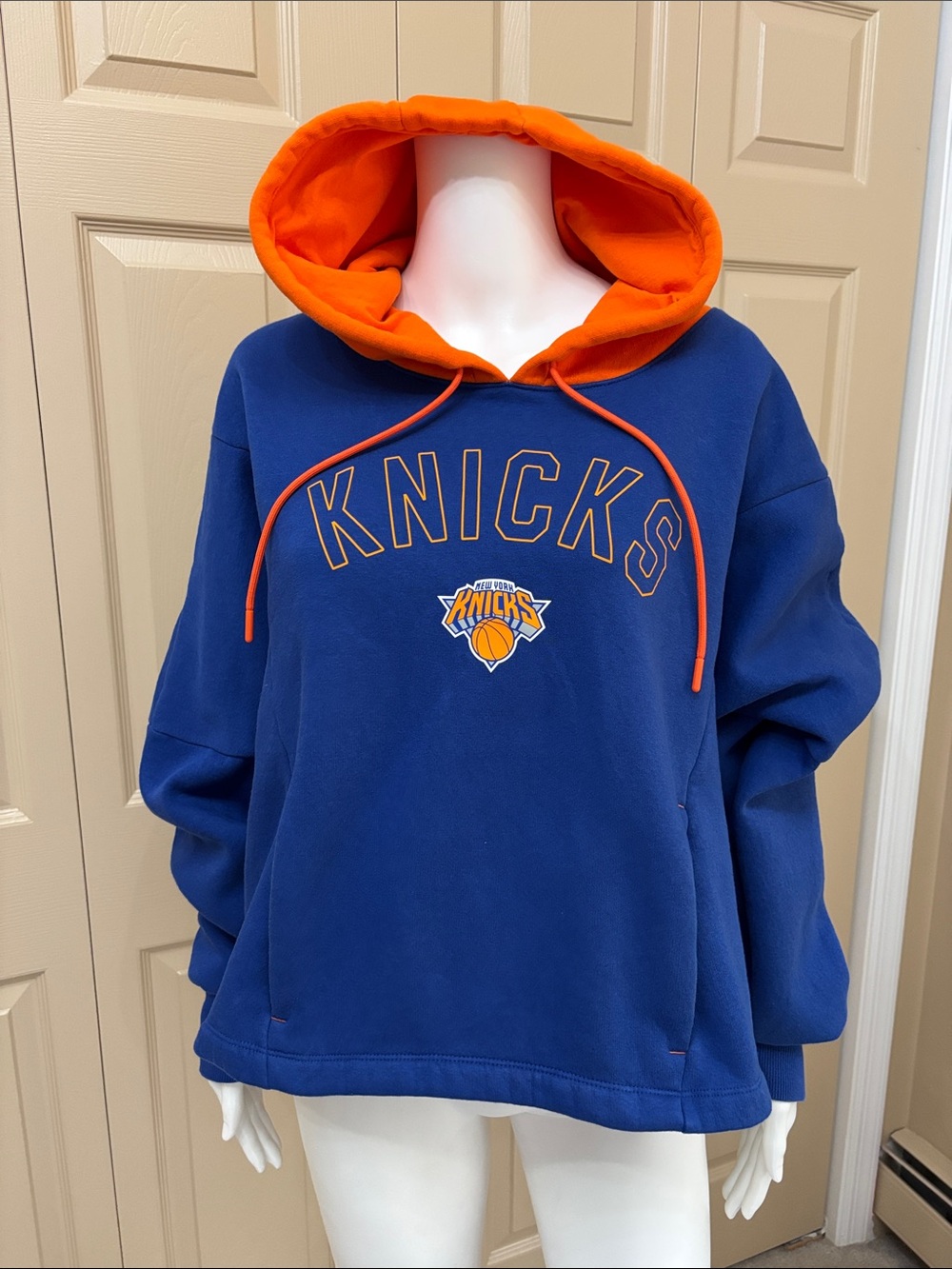 Woman’s NY KNICKS graphic hoodie